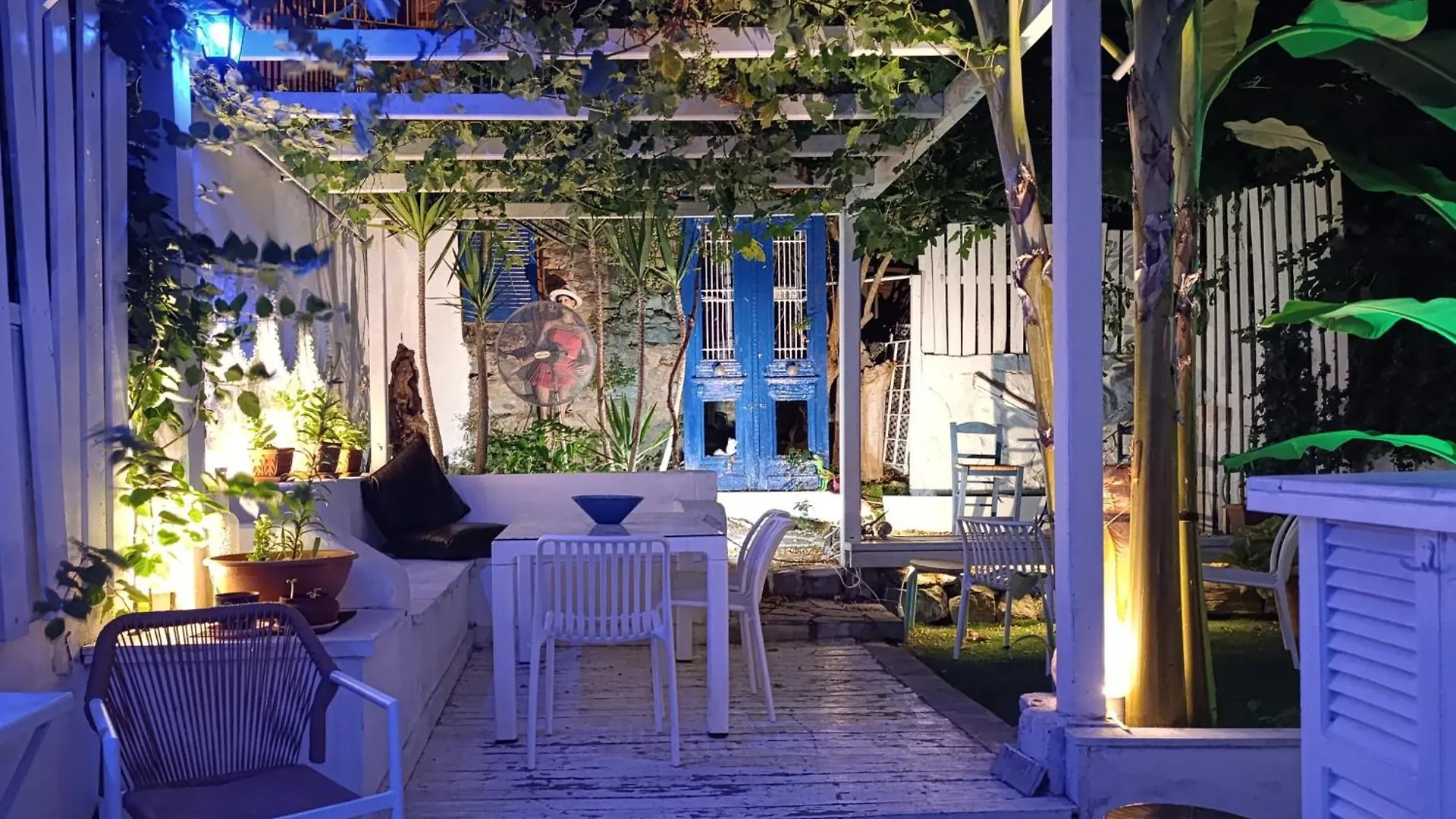 Trykonos Garden - Central Oasis With Free Parking - Walk To Center, Helexpo & Universitys kontakt